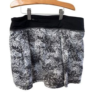 Lululemon women’s tennis skirt black & white size 6